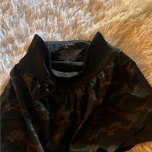 SPANX get moving shorts - Picture 3 of 3